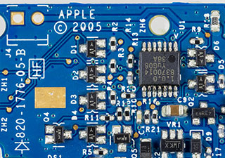 Nahaufnahme einer blauen Platine mit Aufschrift APPLE Copyright 2005 